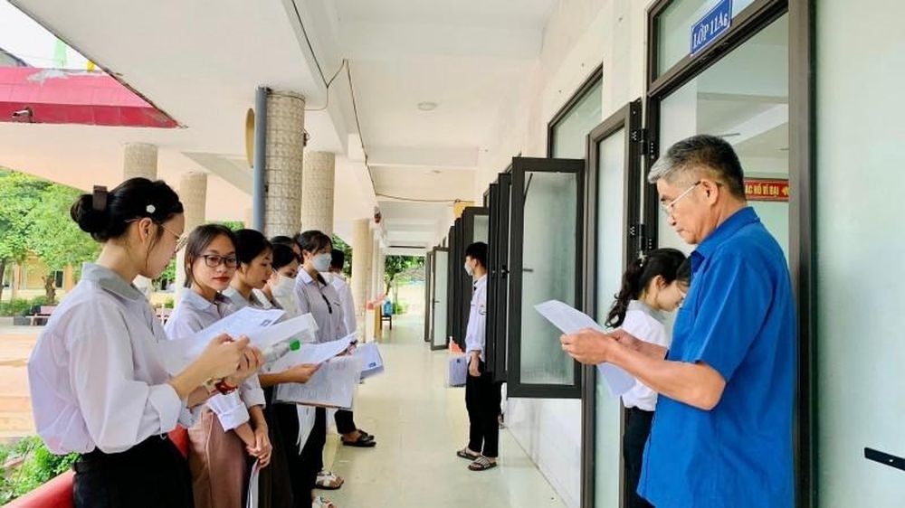 Các thí sinh ở điểm thi trường THPT Tuyên Hóa (Quảng Bình) làm thủ tục vào phòng thi