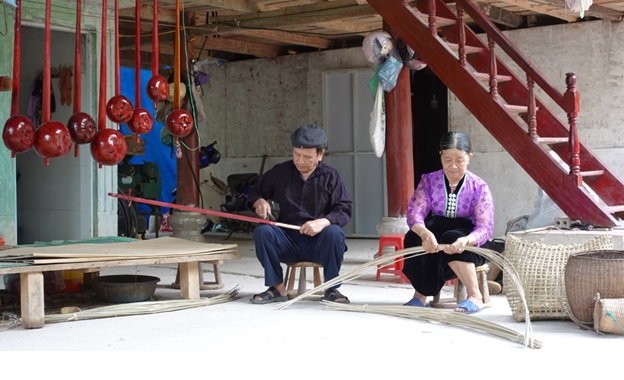 Vợ chồng ông Thùng Văn Đôi, bản Nà Ín 2, xã Chà Nưa (Nậm Pồ ,Điện Biên) mỗi ngày vẫn đan lát, bảo tồn các loại nhạc cụ truyền thống của dân tộc Thái dưới nếp nhà sàn