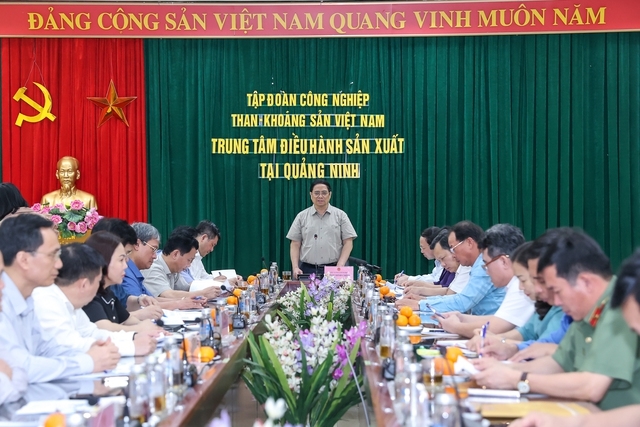 Thủ tướng Phạm Minh Chính và đoàn công tác làm việc với các bộ, ngành, tỉnh Quảng Ninh và một số đơn vị về tình hình sản xuất, cung ứng điện và khai thác, cung ứng than cho sản xuất điện - Ảnh: VGP/Nhật Bắc