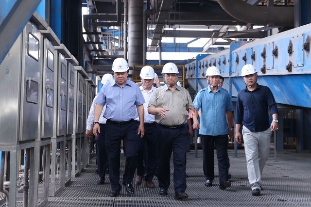 Thủ tướng đi thăm, kiểm tra tình hình cung ứng điện tại Quảng Ninh. Ảnh VGP/Nhật Bắc