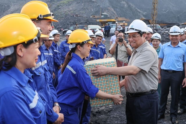 Thủ tướng Phạm Minh Chính thăm hỏi, tặng quà công nhân đang làm việc tại công trường. Ảnh VGP/Nhật Bắc