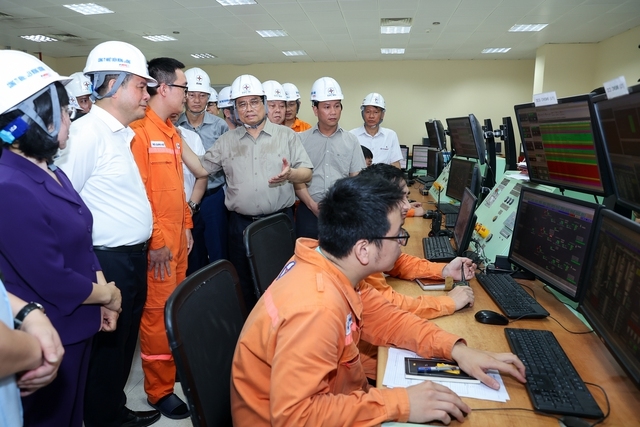 Thủ tướng yêu cầu các nhà máy sản xuất điện phải làm tốt công tác dự báo, nhất là vào tháng 5, tháng 6 hằng năm khi nắng nóng cao điểm, chuẩn bị sẵn sàng các điều kiện để duy trì sản xuất, bảo đảm cho nhà máy vận hành đúng công suất, bảo đảm an toàn cho sản xuất, lao động. Ảnh VGP/Nhật Bắc