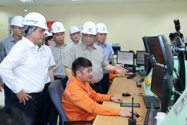 Tại Quảng Ninh, có tới 100.000 công nhân ngành điện và than, Thủ tướng đề nghị tỉnh quan tâm, tiên phong trong xây dựng nhà ở xã hội, nhà ở công nhân, nhà cho người thu nhập thấp. Ảnh VGP/Nhật Bắc