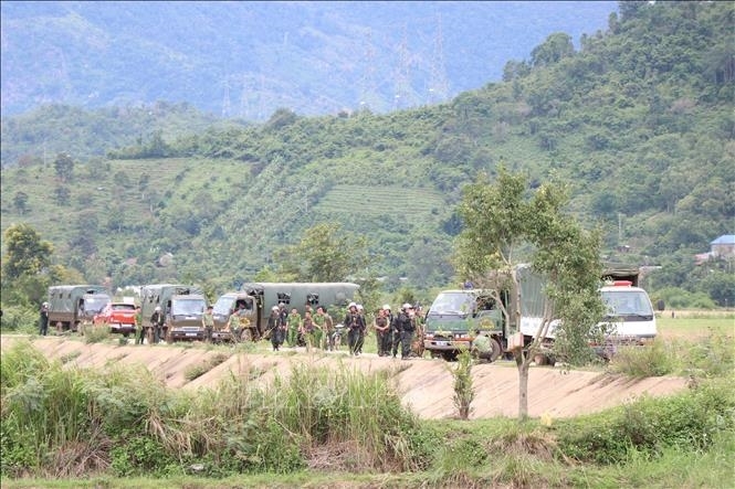 Các lực lượng chức năng phối hợp triển khai phương án vây bắt các đối tượng tại cầu Cá Ngựa, thôn Đồng Sơn, xã Hòa Hiệp, huyện Cư Kuin. Ảnh: TL