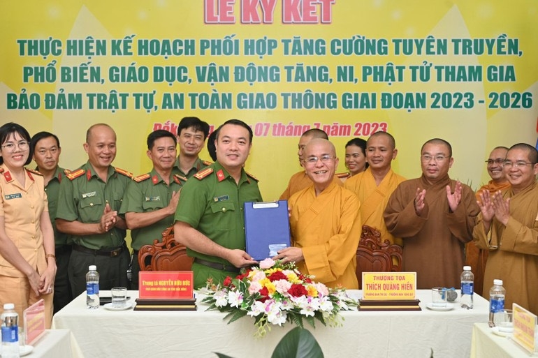 Công an tỉnh Đắk Nông và Giáo hội Phật giáo tỉnh Đắk Nông ký kết phối hợp tuyên truyền, phổ biến, giáo dục bảo đảm an toàn giao thông