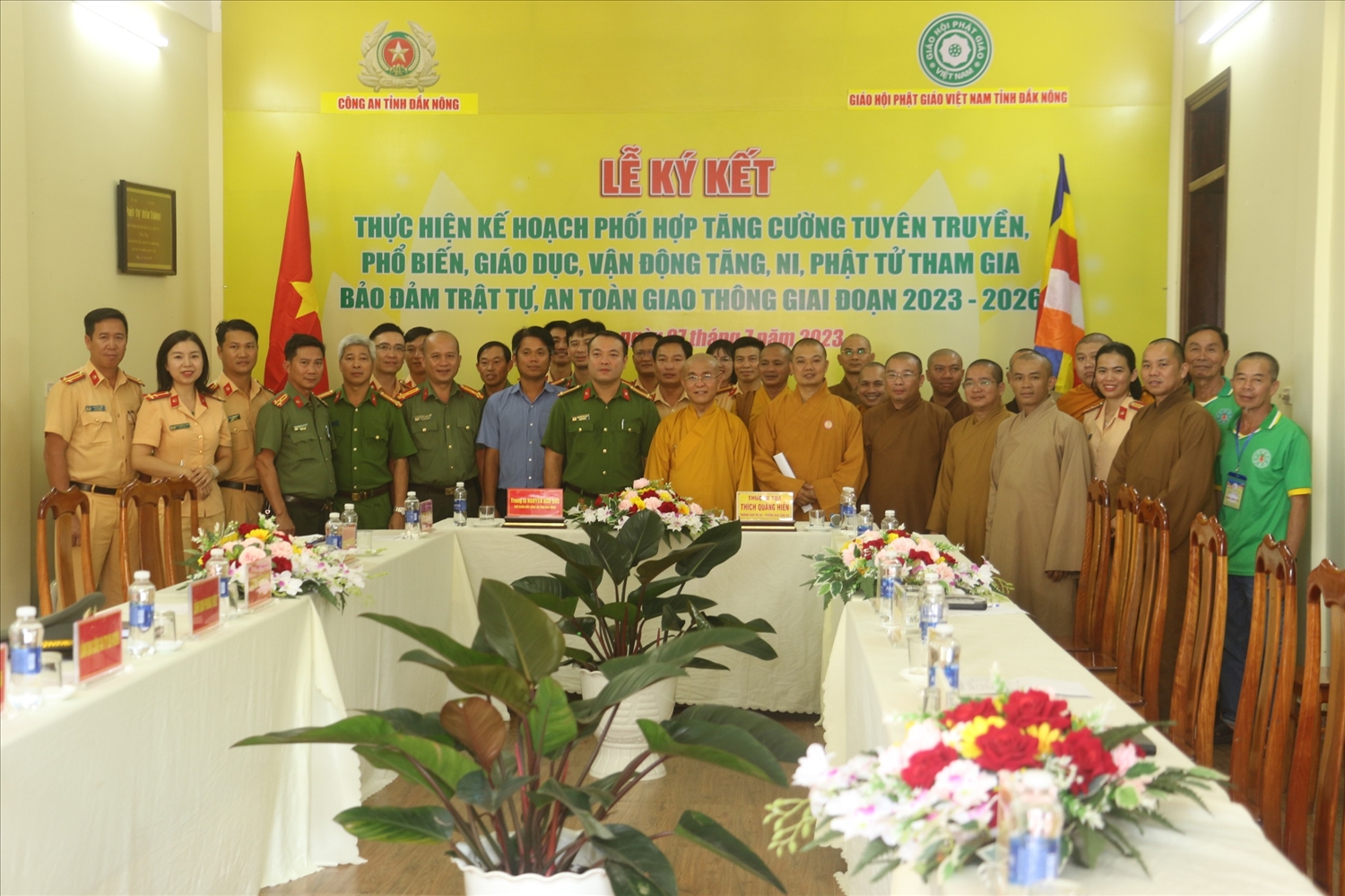 Công an tỉnh Đắk Nông và Giáo hội Phật giáo tỉnh Đắk Nông chụp ảnh lưu niệm