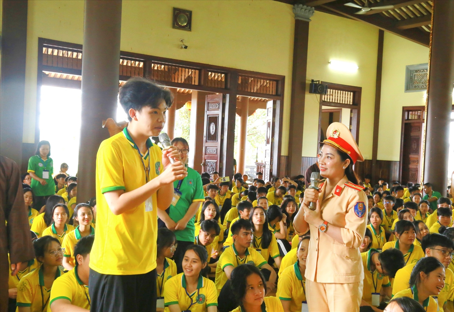 Tuyên truyền Luật giao thông đường bộ cho 500 thanh thiếu niên khóa tu mùa hè tại chùa Pháp Hoa, thành phố Gia Nghĩa