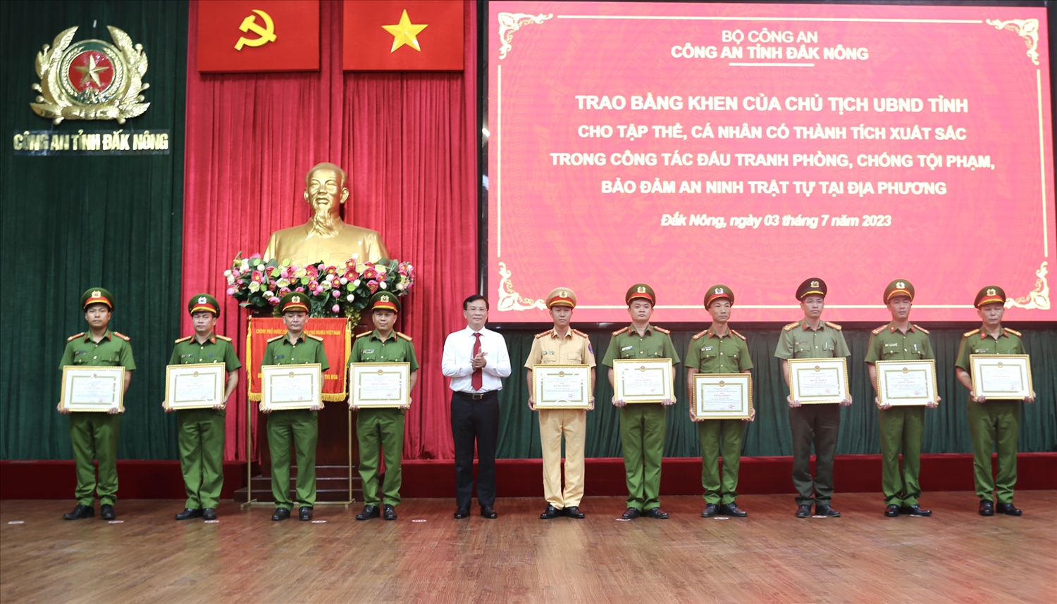 Phó Bí thư Tỉnh ủy, Chủ tịch UBND tỉnh Đắk Nông Hồ Văn Mười trao Bằng khen cho các tập thể, cá nhân
