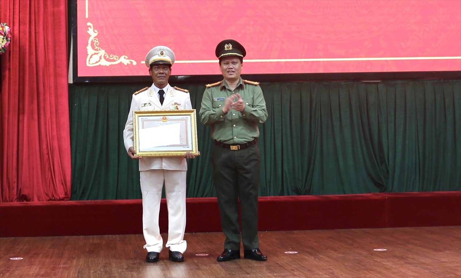 Thừa ủy quyền của Chủ tịch nước, đồng chí Giám đốc Công an tỉnh Đắk Nông Bùi Quang Thanh trao Huân chương Bảo vệ Tổ quốc hạng ba cho 1 cá nhân