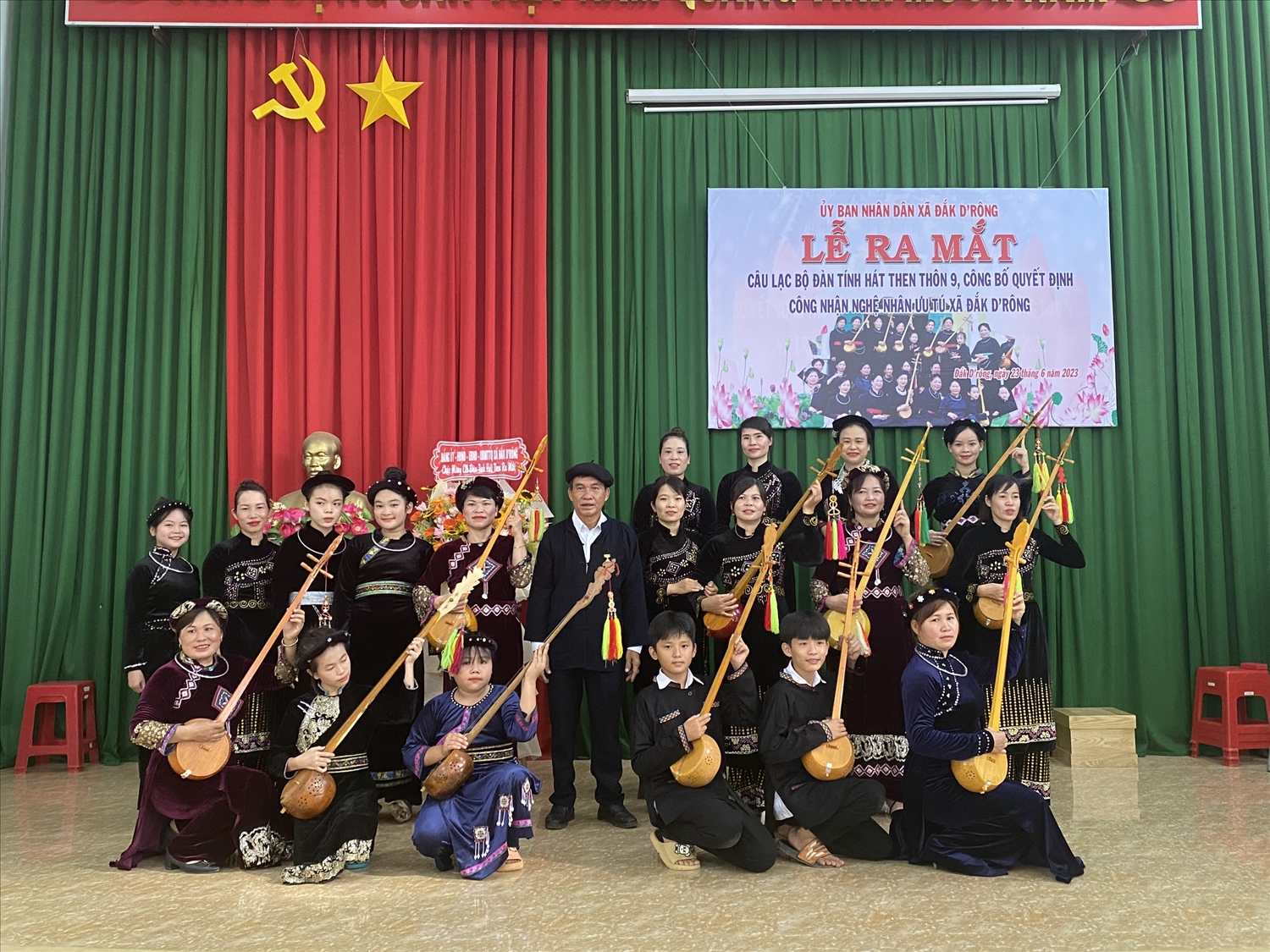 Nhiều thanh niên, học sinh xã Đắk Drông tham gia câu lạc bộ đàn tính hát then