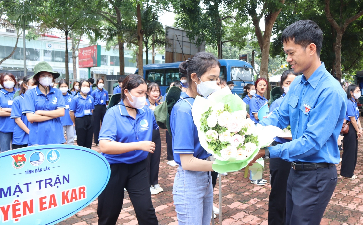 Anh Y Lê Pas Tơr, Phó Bí thư Thường trực Tỉnh đoàn Đắk Lắk, Chủ tịch Hội Liên hiệp Thanh niên Việt Nam tỉnh tặng hoa các đội hình Thanh niên tình nguyện