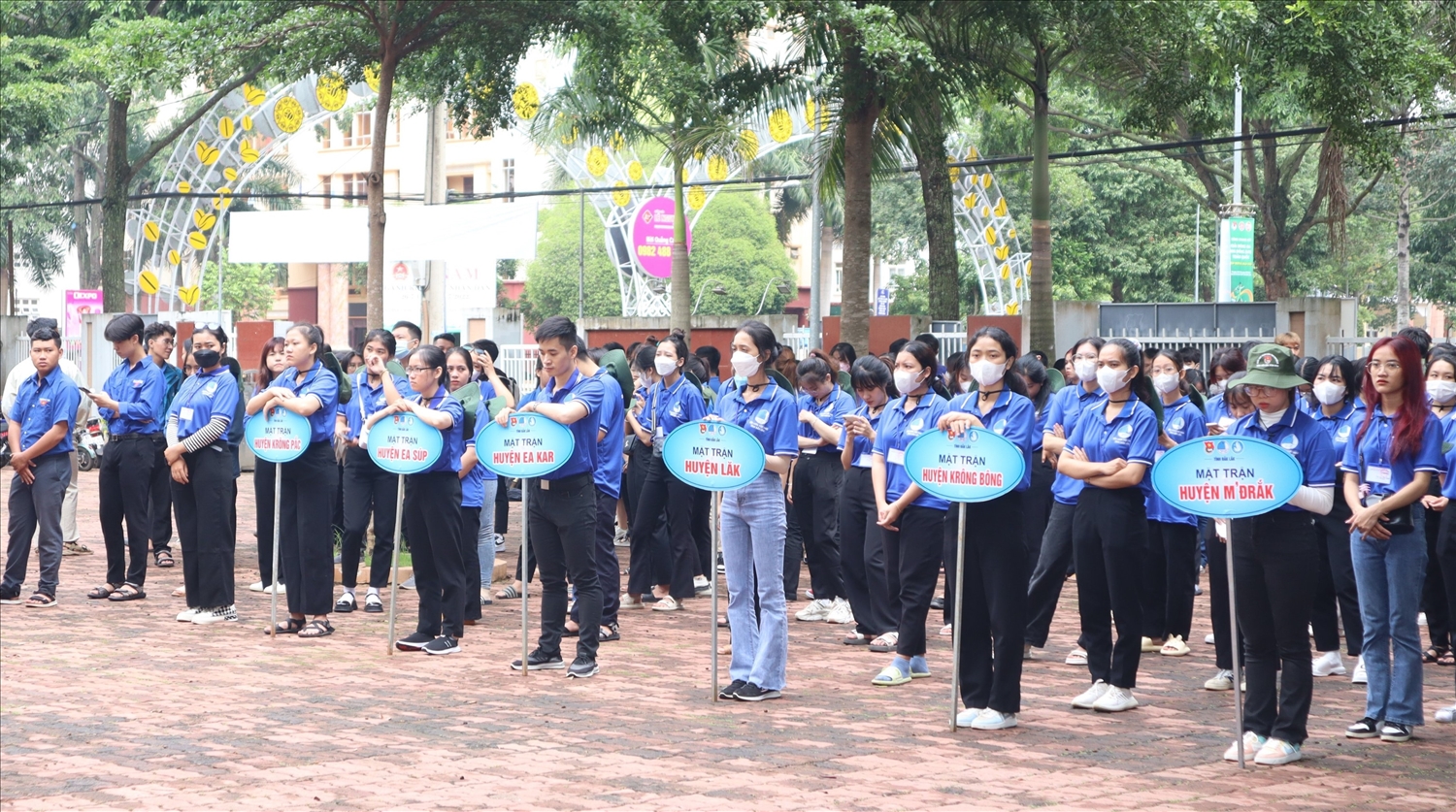 Các đội hình Thanh niên tình nguyện Mùa hè xanh tỉnh Đắk Lắk năm 2023 tại Lễ ra quân