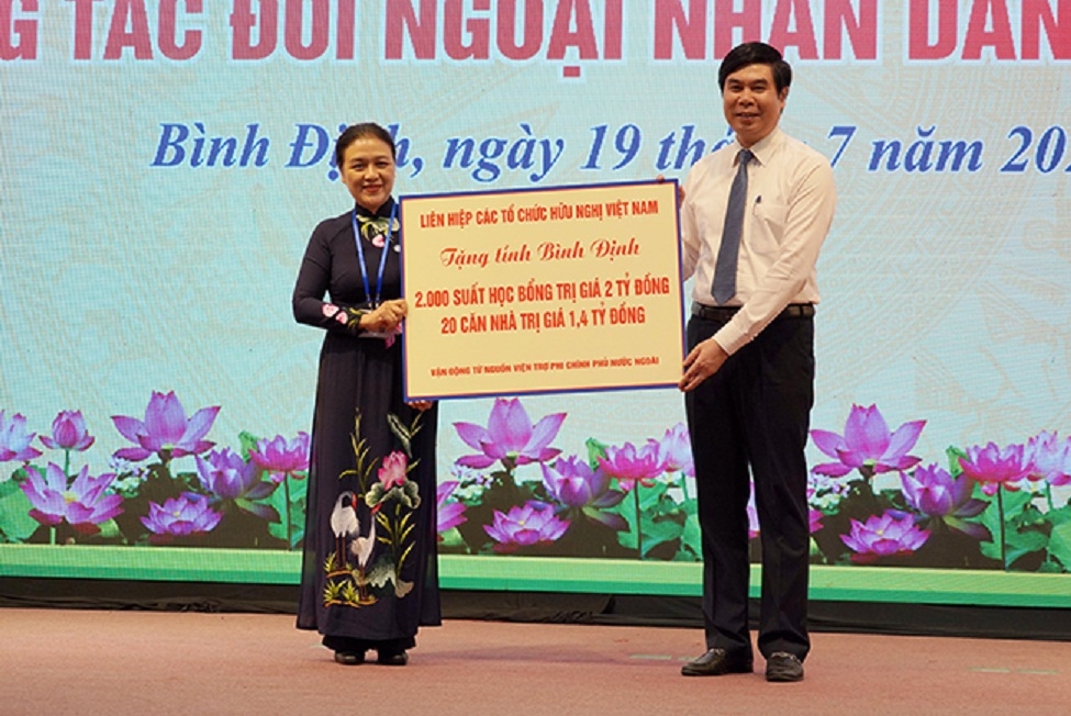Liên hiệp các tổ chức hữu nghị Việt Nam trao bảng tượng trưng tặng 20 căn nhà, 2.000 suất học bổng tổng trị giá 3,4 tỷ đồng cho tỉnh Bình Định