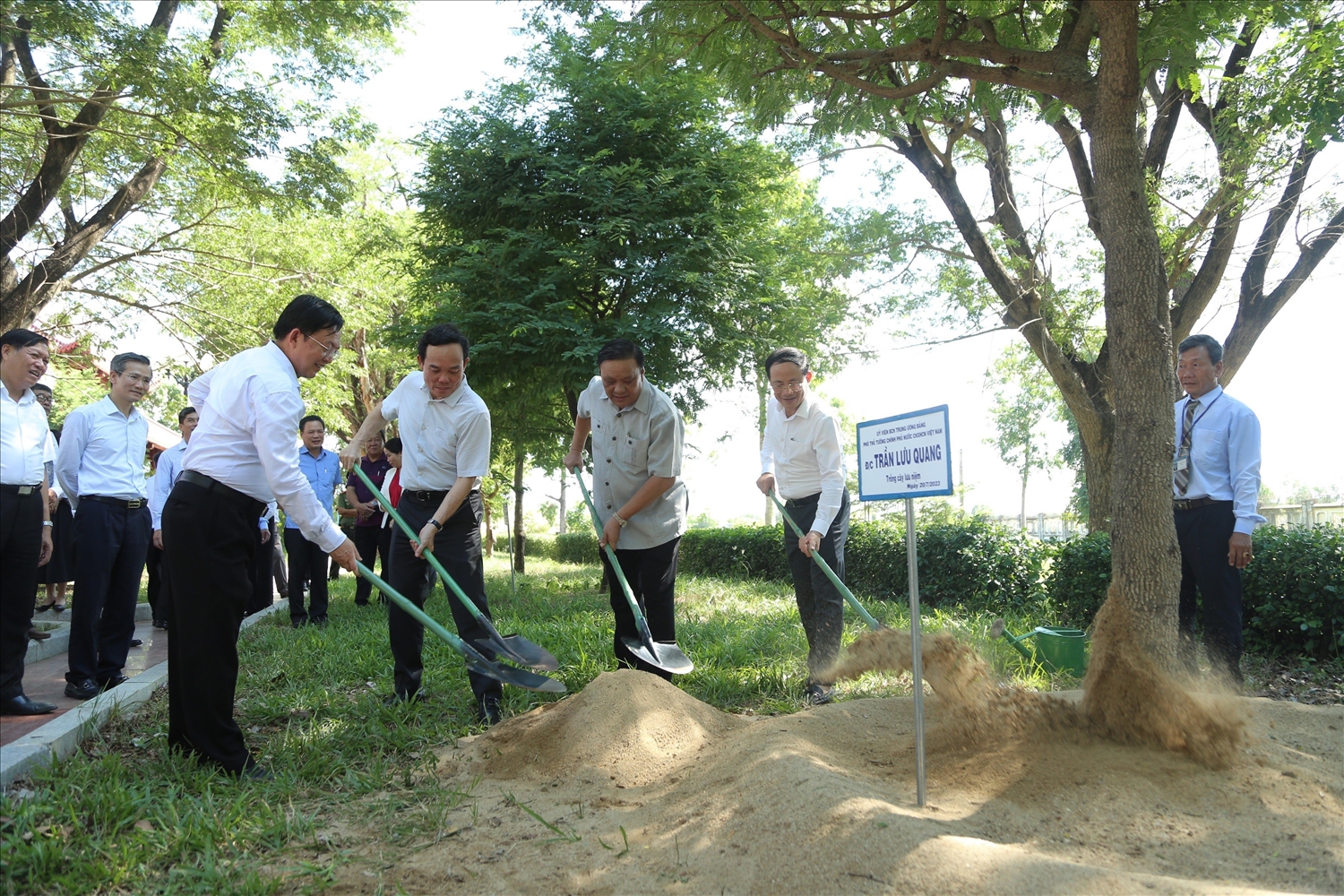 Phó Thủ tướng Trần Lưu Quang trồng cây lưu niệm tại Bảo tàng Quang Trung