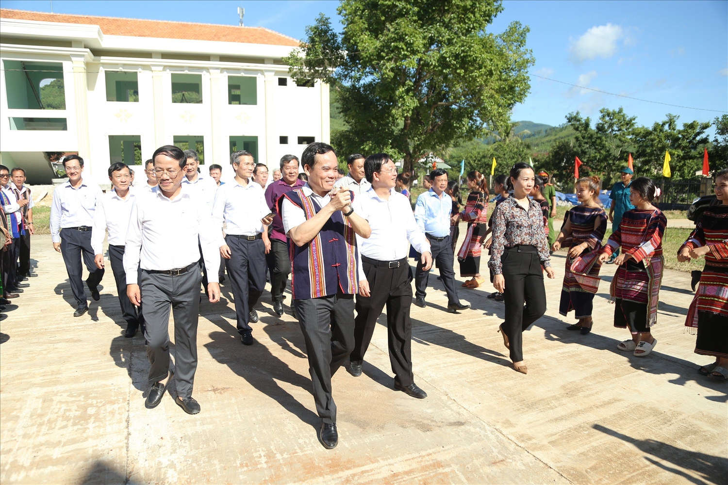 Phó Thủ tướng Trần Lưu Quang thăm đồng bào Xã Vĩnh An
