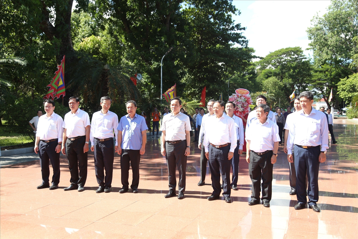 Phó Thủ tướng Trần Lưu Quang cùng lãnh đạo các bộ, ngành thăm Bảo tàng Quang Trung
