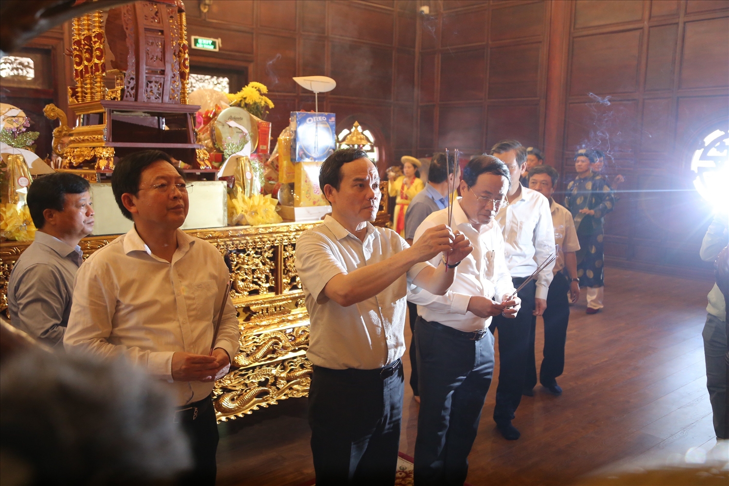 Phó Thủ tướng Trần Lưu Quang thắp hương tại Điện thờ Tây Sơn Tam Kiệt
