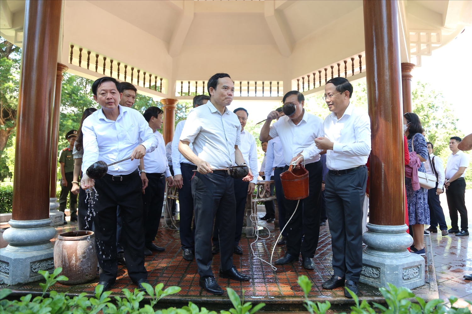 Phó Thủ tướng Trần Lưu Quang uống nước tại giếng cổ khu Bảo tàng Quang Trung