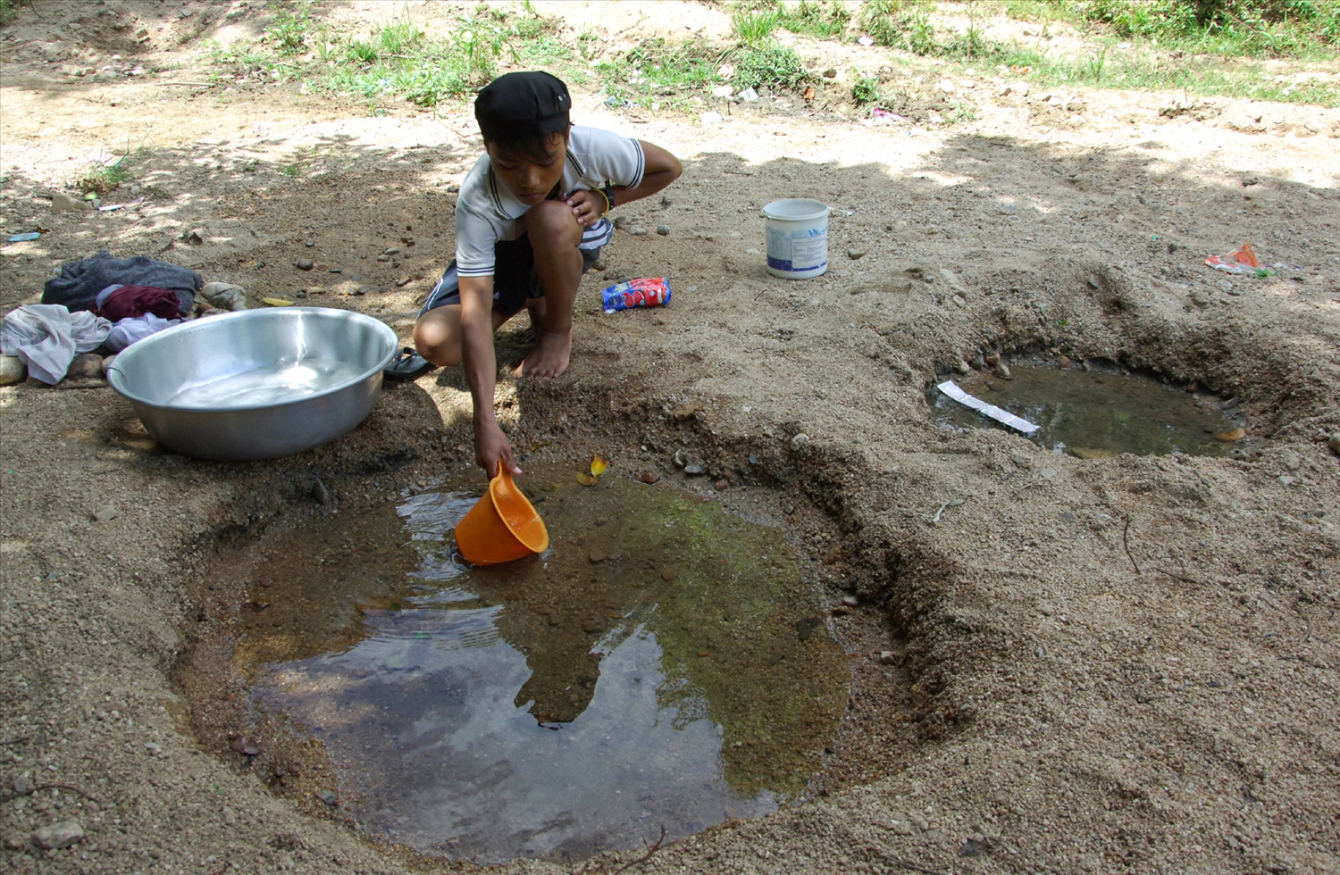 Công trình nước sạch không phát huy tác dụng, người dân miền núi Phú Yên ra suối múc nước về dùng