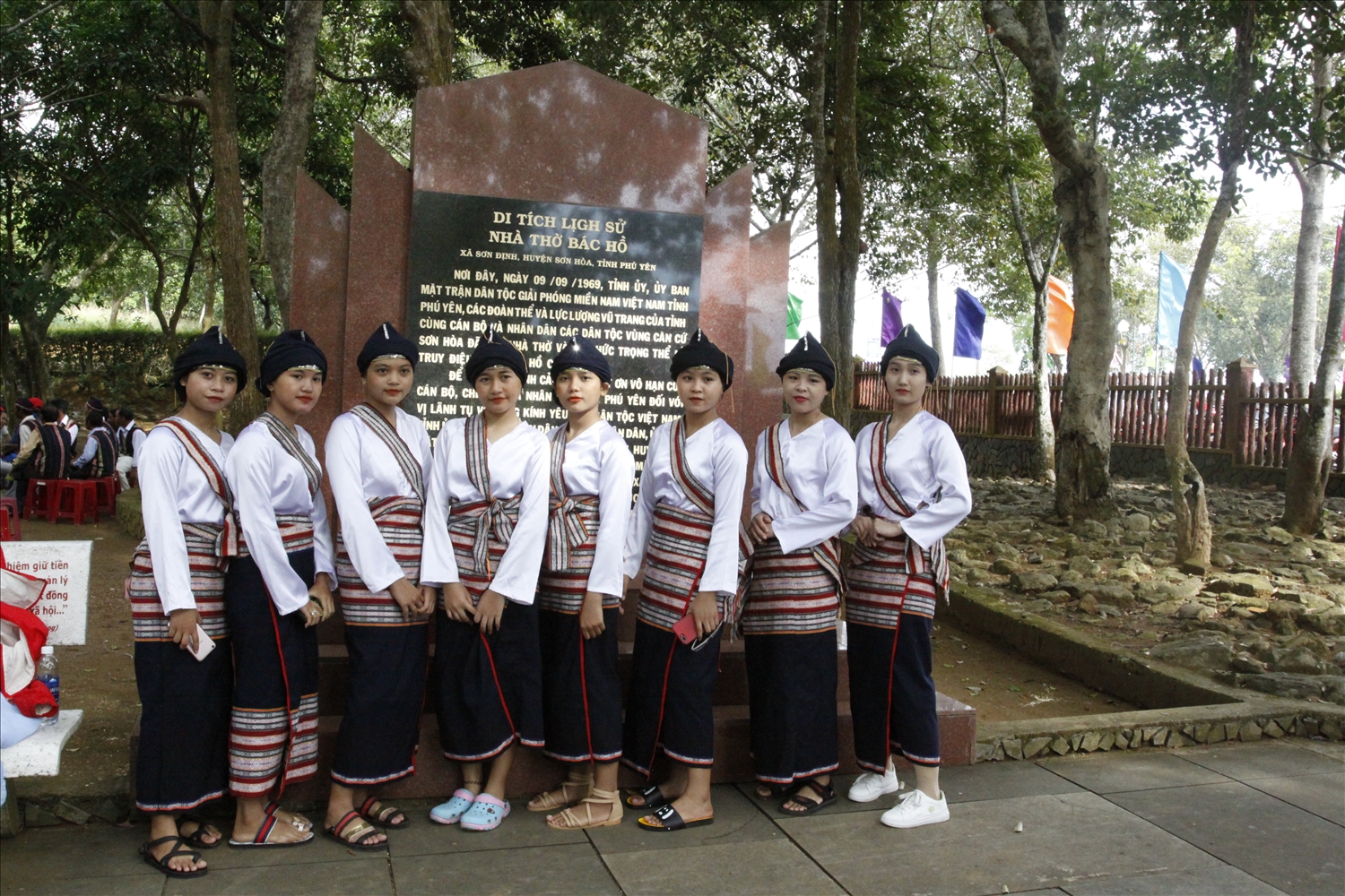 Trang phục truyền thống của các cô gái Chăm Hroi