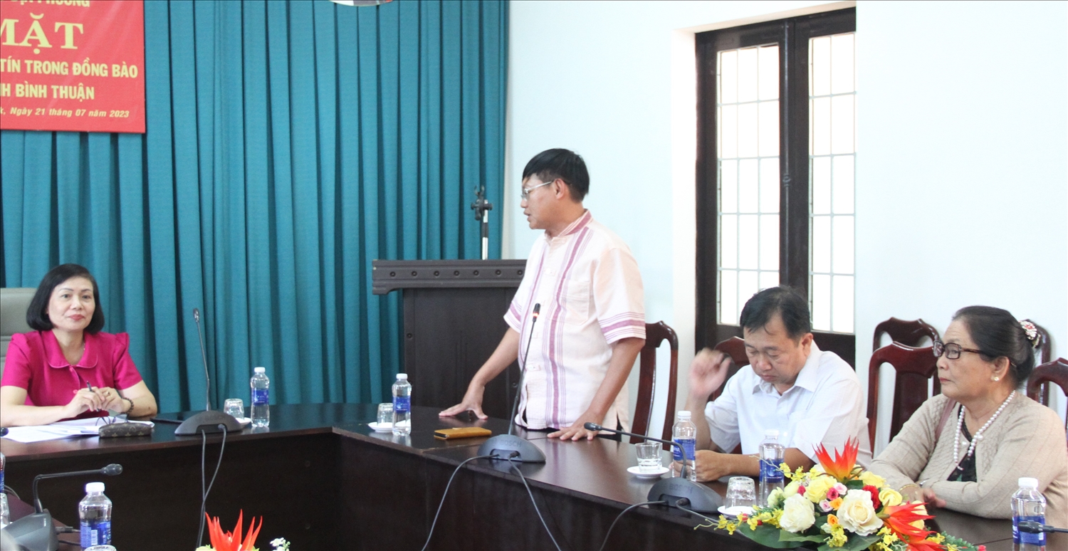Trưởng Ban Dân tộc tỉnh Bình Thuận Nguyễn Minh Tân báo cáo lãnh đạo Vụ