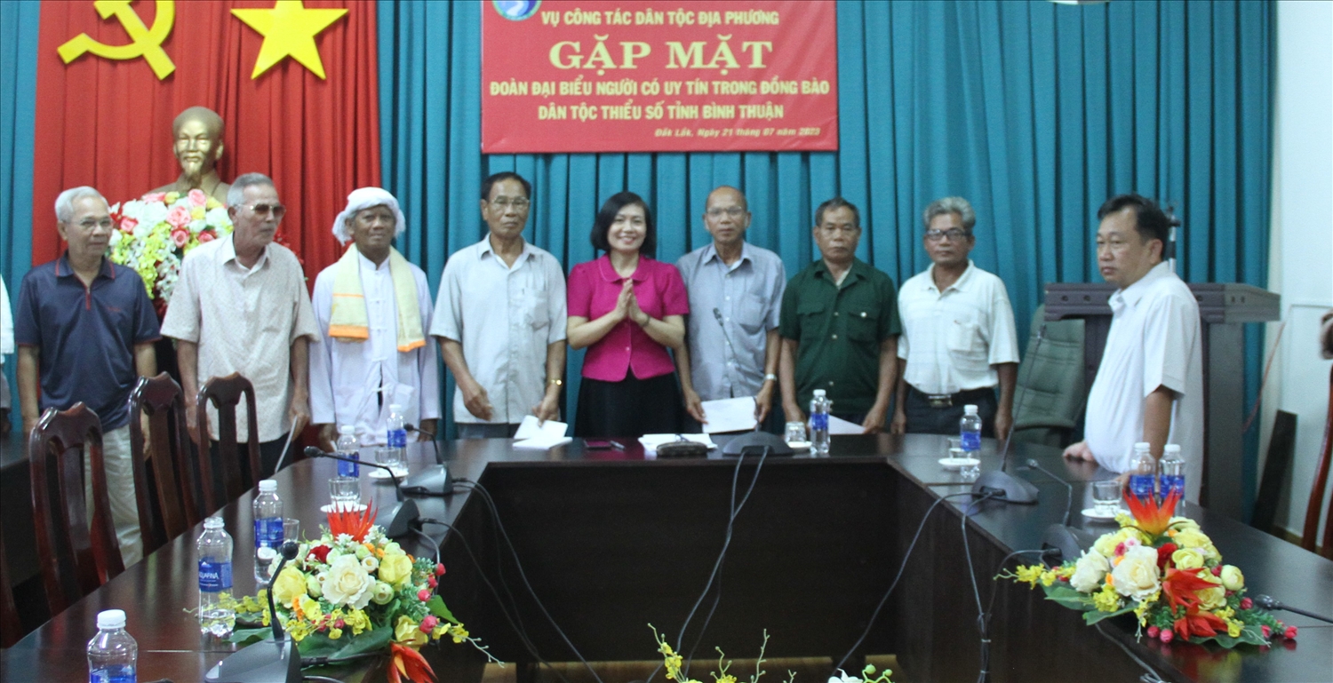 Thừa ủy quyền của lãnh đạo Uỷ ban Dân tộc, Phó Vụ trưởng Vụ Công tác dân tộc địa phương Phạm Thị Phước An trao quà cho Người có uy tín