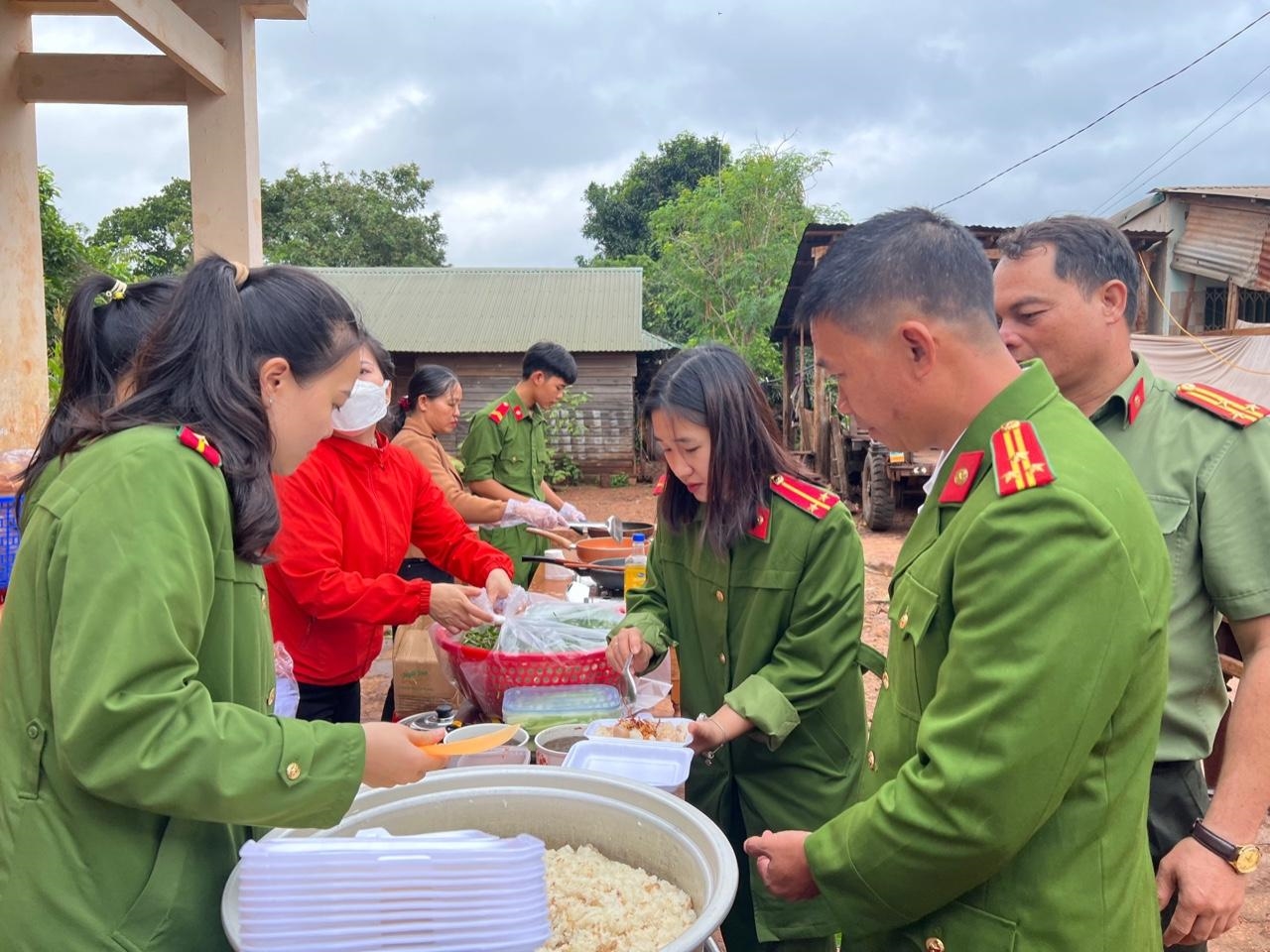 Cán bộ, chiến sĩ Công an huyện Ea H’leo chuẩn bị bữa ăn sáng cho Nhân dân
