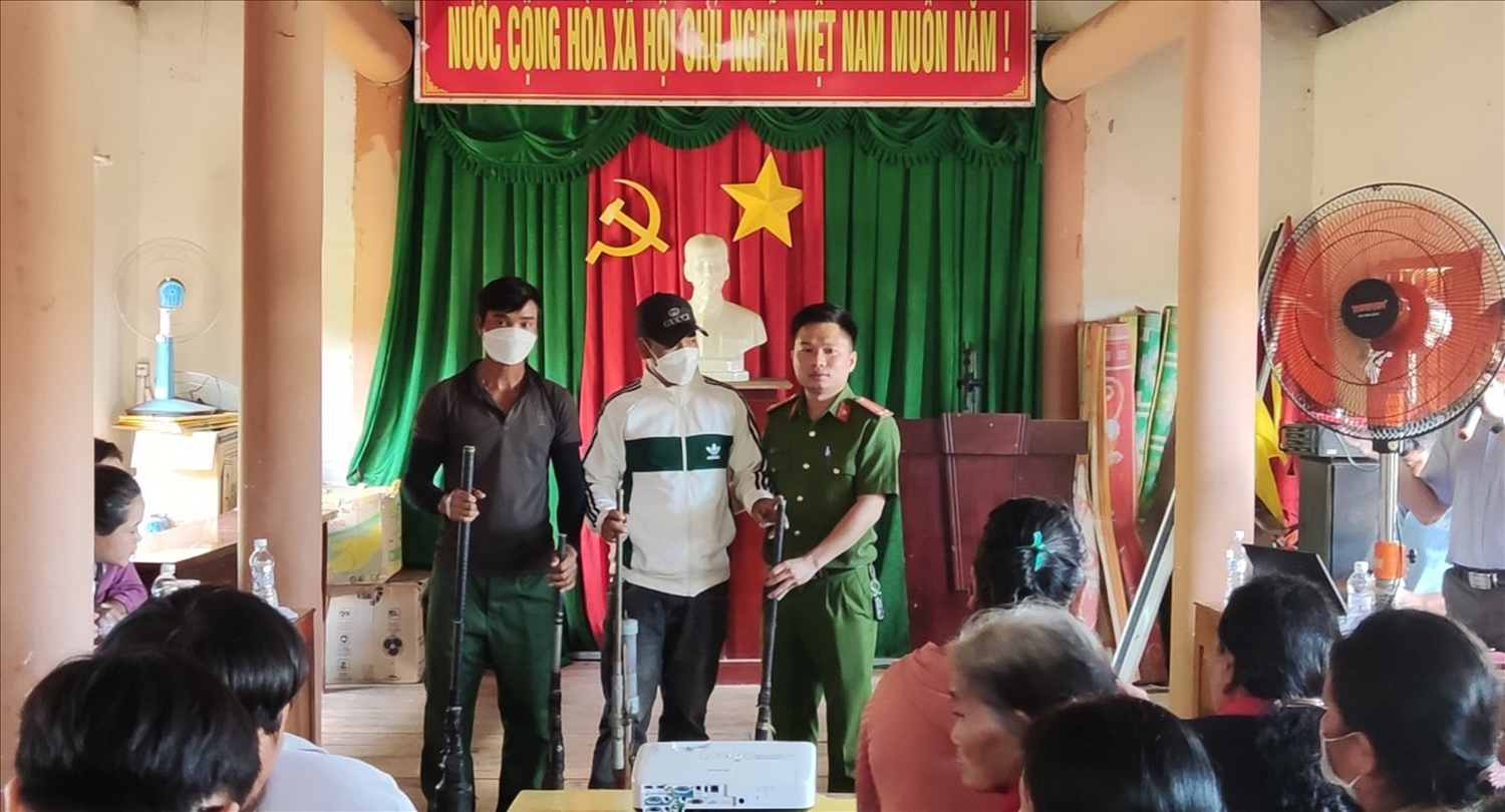 Người dân huyện Krông Búk tình nguyện giao nộp vũ khí cho lực lượng chức năng