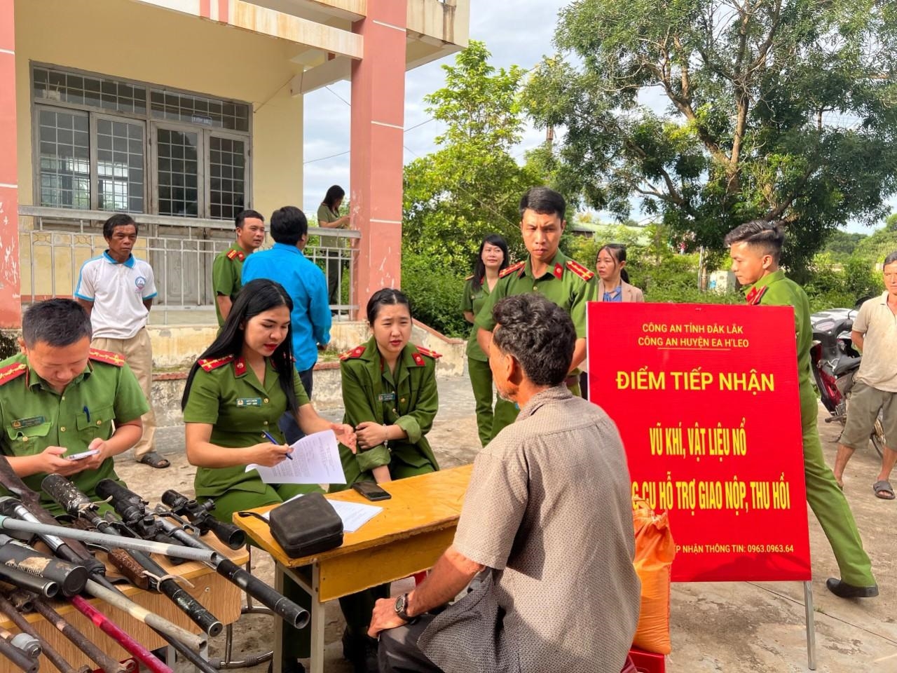 Công an huyện Ea H’leo tổ chức điểm “Đổi gạo lấy vũ khí” tại buôn Cham, xã Ea Sol, huyện Ea H’leo