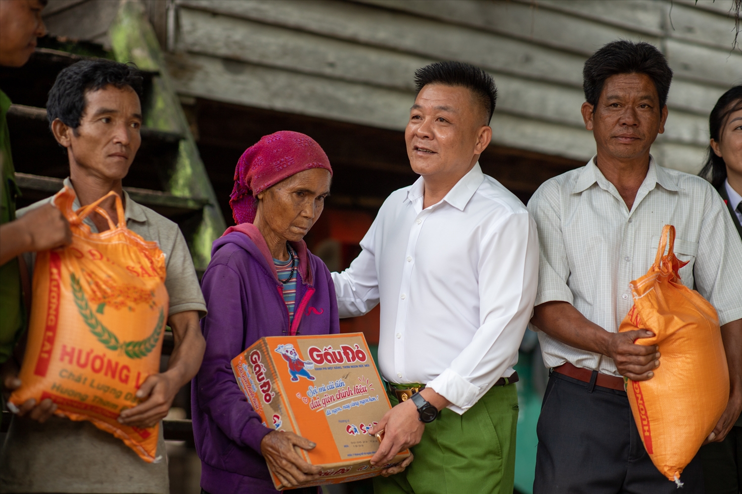 Thượng tá Nguyễn Công Hòa (áo trắng), Trưởng Công an huyện Ea H’leo tặng gạo và nhu yếu phẩm cho hộ có hoàn cảnh khó khăn