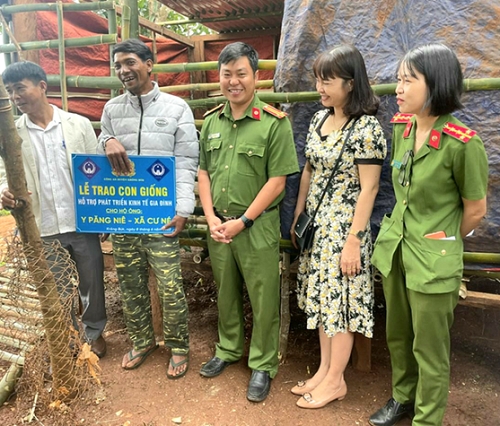 Công an huyện Krông Búk tặng dê giống cho gia đình ông Y Păng Niê, buôn Drao, xã Cư Né
