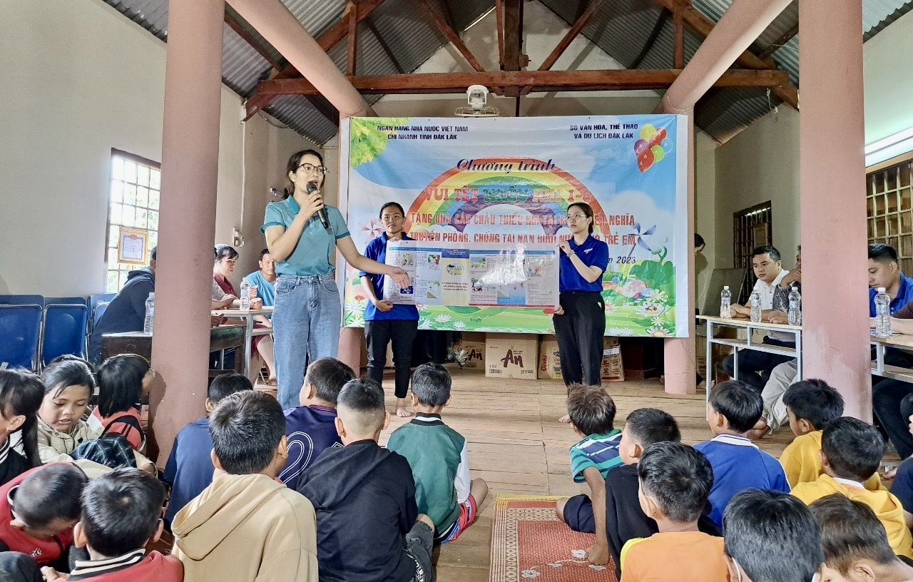 Sở Văn hóa, Thể thao và Du lịch Đắk Lắk phối hợp với các đơn vị tổ chức tặng quà và tuyên truyền phòng chống tai nạn đuối nước cho thiếu nhi buôn Tung Krắk