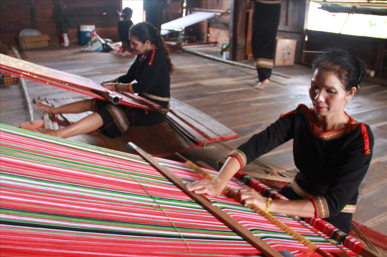 Các đơn vị kết nghĩa thường xuyên thăm hỏi, động viện phụ nữ buôn Hra Ea Hning giữ gìn phát huy nghề dệt thổ cẩm