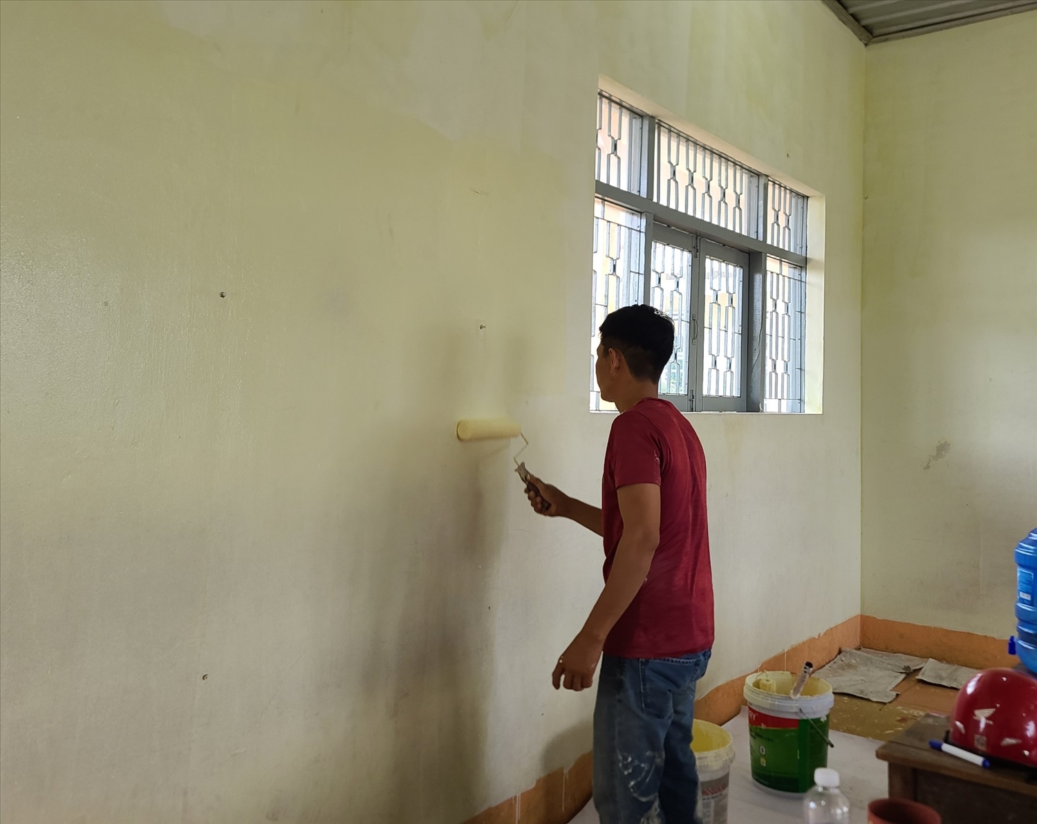 Nhà trường yêu cầu sơn sửa phòng học trước thềm năm học mới