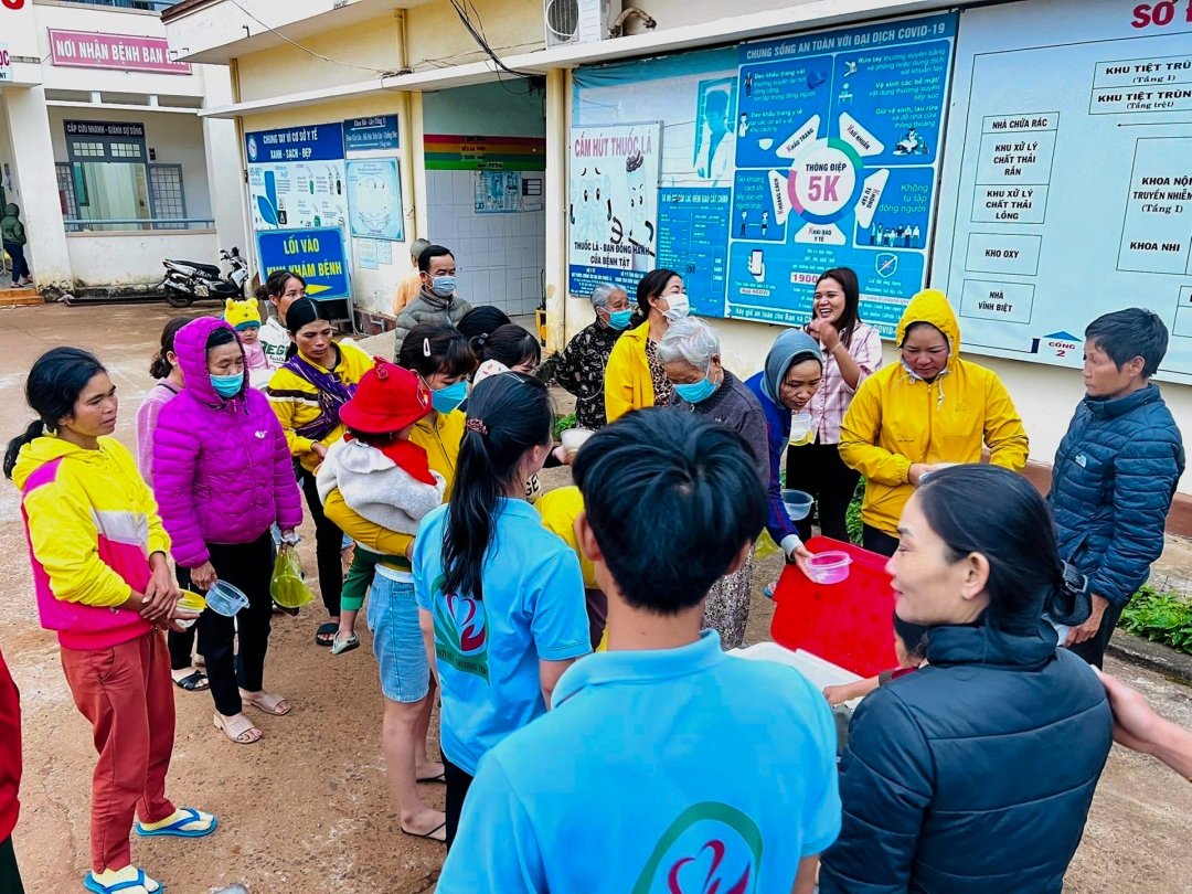 Thành viên CLB Yêu thương tìm về mang Nồi cháo yêu thương đến Trung tâm Y tế huyện Krông Năng, phát từng cháo nóng cho bệnh nhân