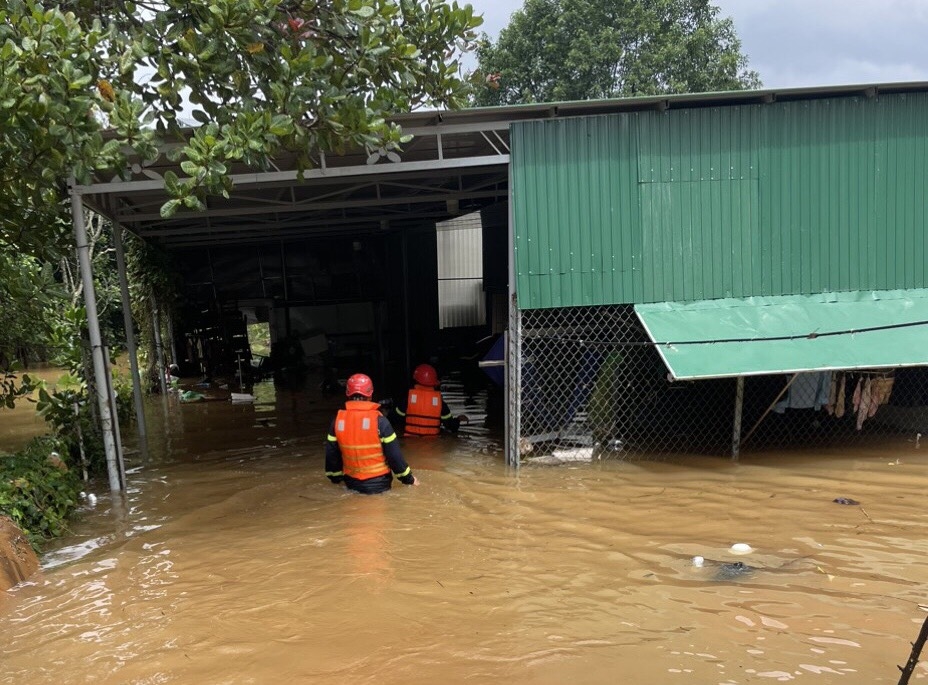 Lực lượng Công an Đắk Nông kịp thời hỗ trợ người dân bị ảnh hưởng do mưa lớn kéo dài