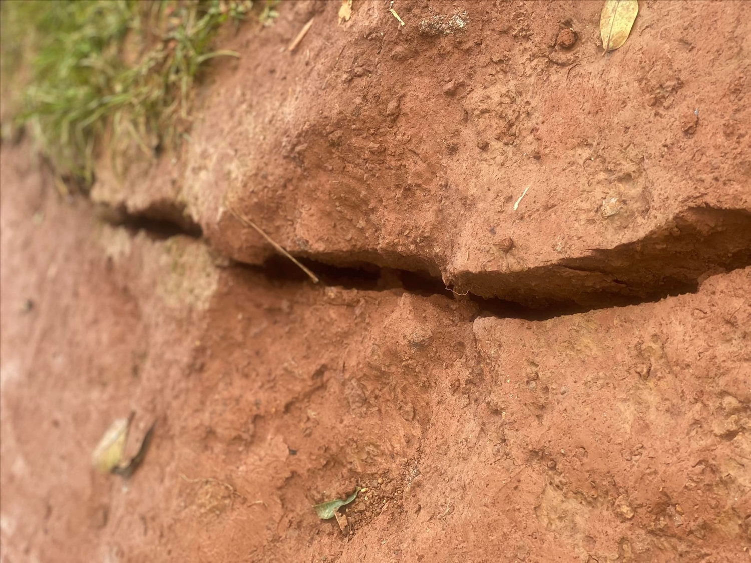 Vết nứt bề mặt đất xuất hiện tại xã Quảng Trực