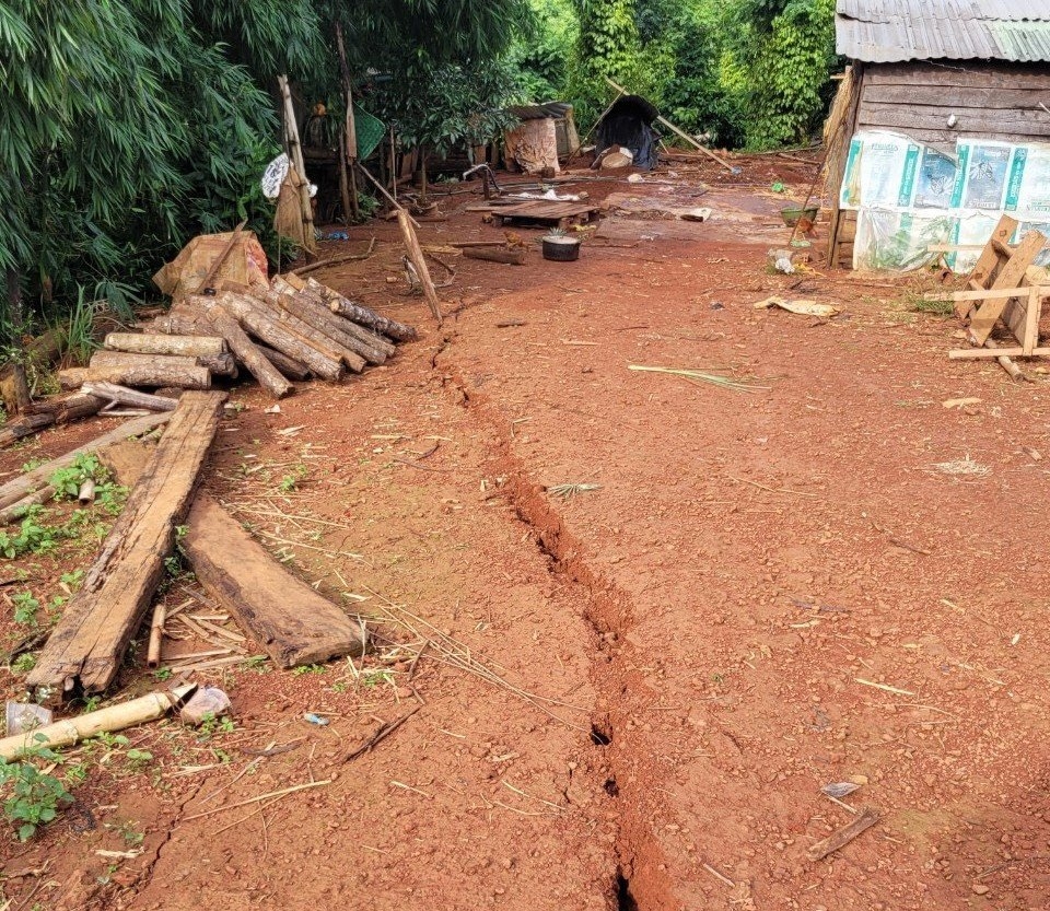 Vết nứt gần nhà dân khu vực Dự án Hồ chứa nước Đắk N’Ting
