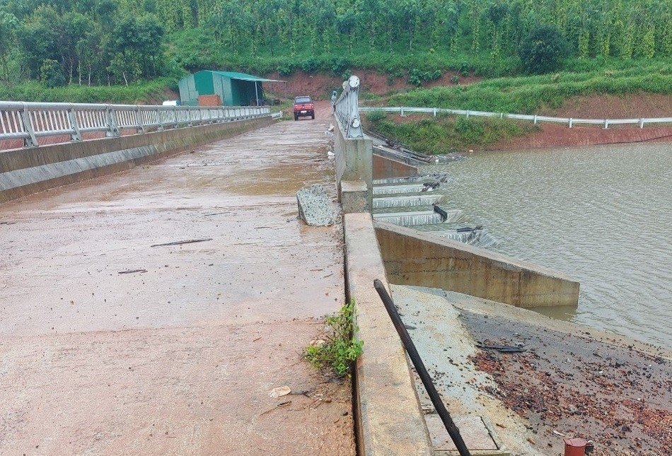 Bề mặt cầu giao thông qua tràn Dự án Hồ chứa nước Đắk N’Ting bị dịch chuyển