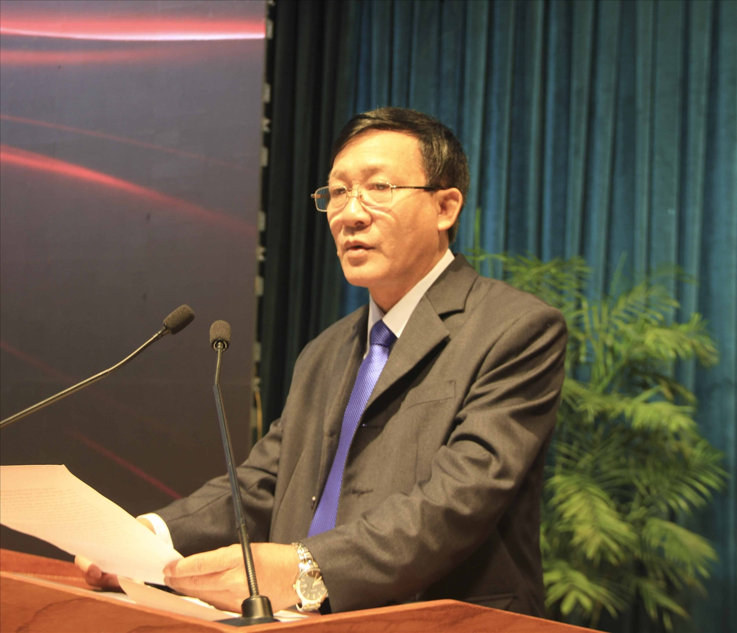 Ông Tạ Xuân Chánh, Giám đốc Sở Văn hóa Thể thao Bình Định phát biểu tại Lễ bế mạc Liên hoan