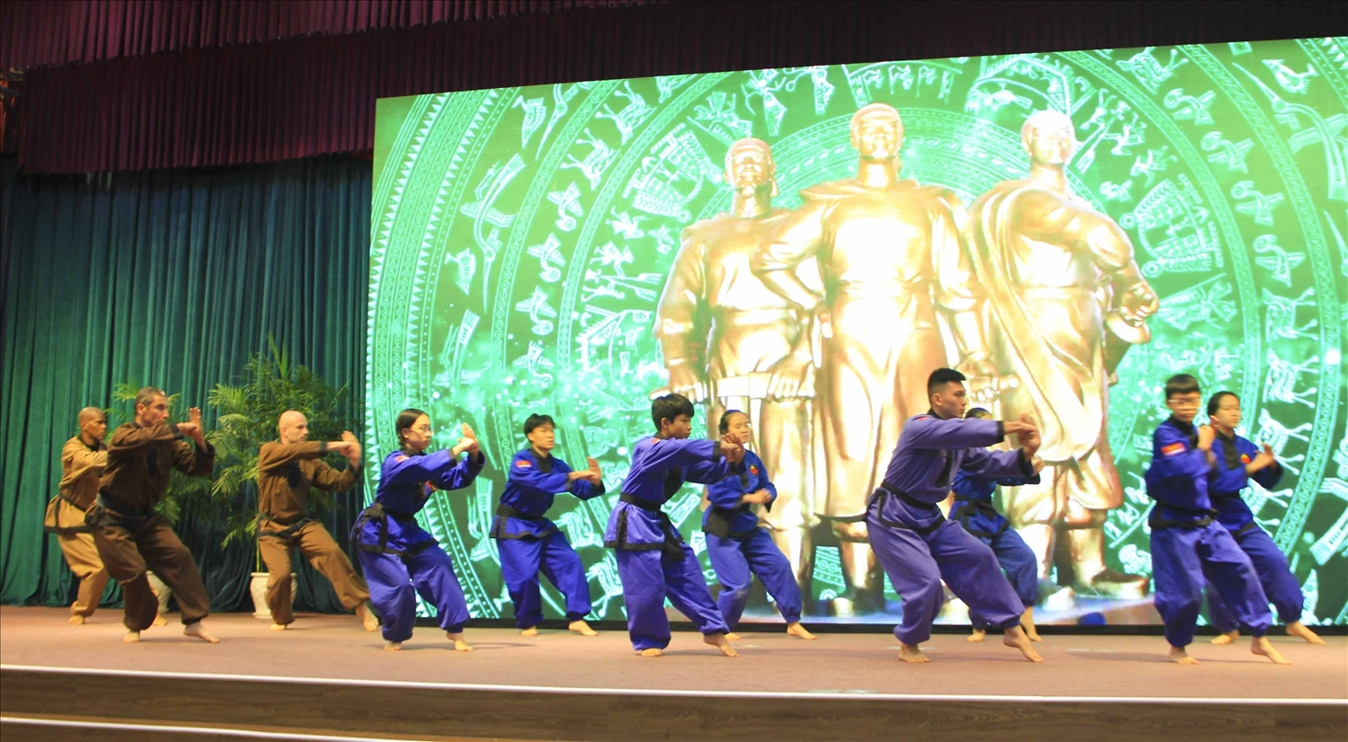 Các đoàn võ thuật quốc tế biểu diễn tại Lễ bế mạc Liên hoan