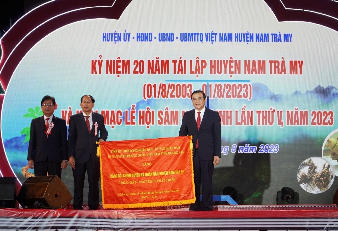 Bí thư Tỉnh ủy Quảng Nam Phan Việt Cường trao tặng bức trướng cho Đảng bộ, Chính quyền và Nhân dân huyện Nam Trà My