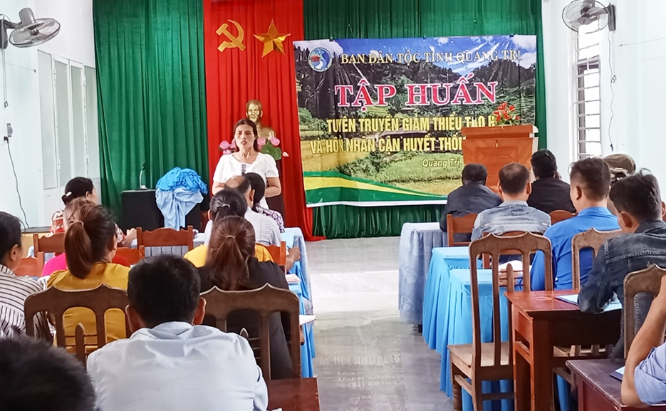 Bà Hồ Thị Minh - Phó Trưởng Ban Dân tộc tỉnh Quảng Trị báo cáo thực trạng tảo hôn và hôn nhân cận huyết thống trên địa bàn xã Hướng Hiệp 