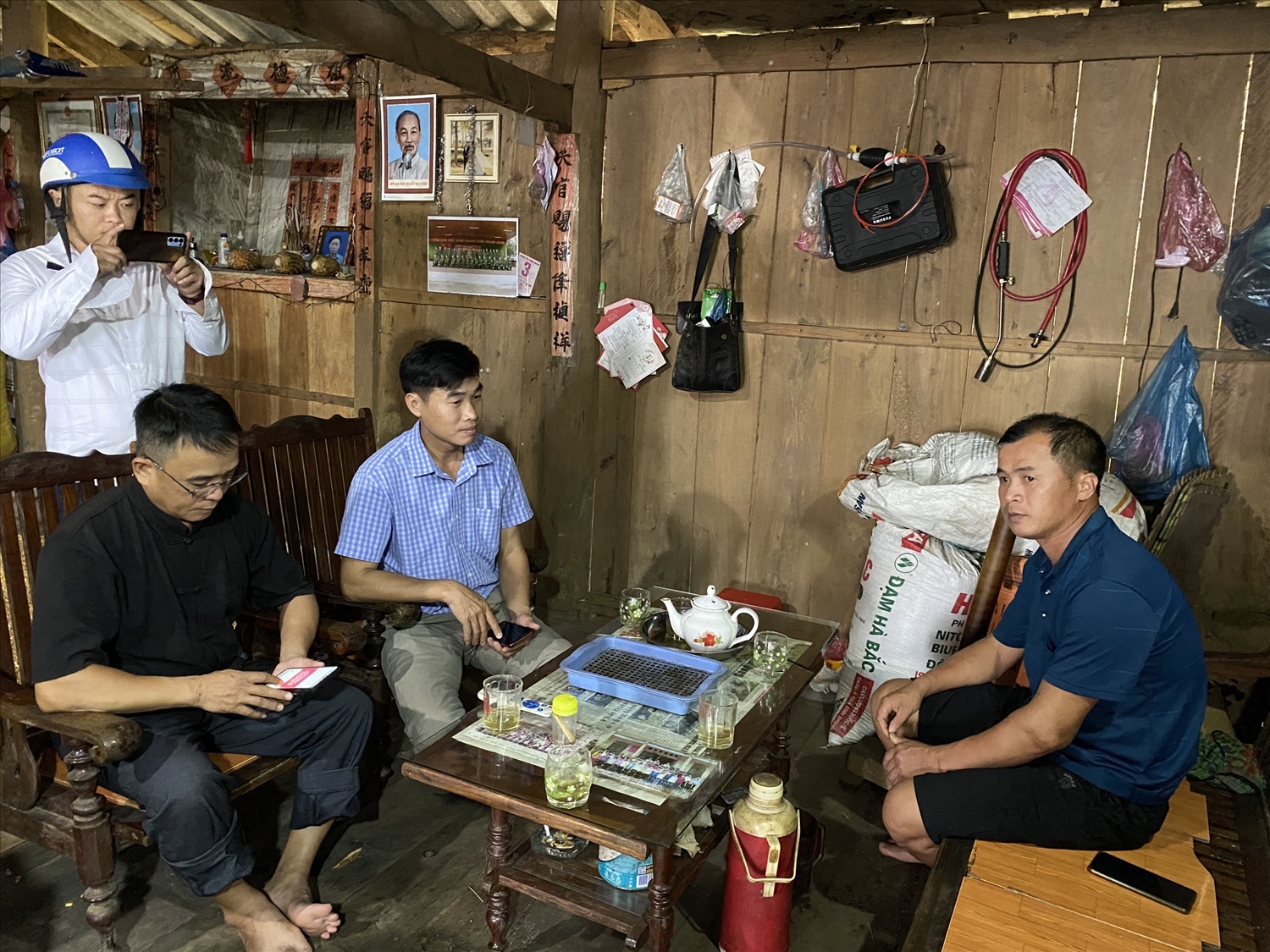 Anh Nông Văn Yên giới thiệu cho khách về quá trình tìm thấy chiếc trồng đồng cổ 