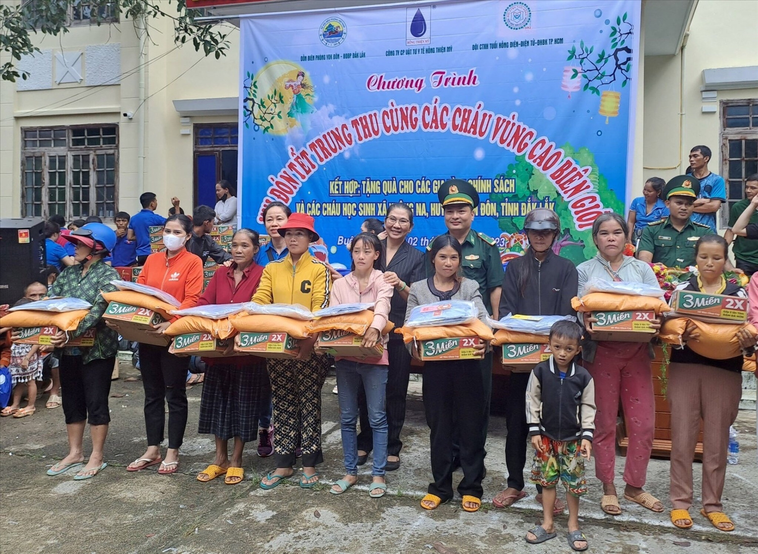 Đại diện Đồn Biên phòng Yok Đôn và các đơn vị trao tặng quà cho các gia đình có hoàn cảnh khó khăn tại xã Krông Na