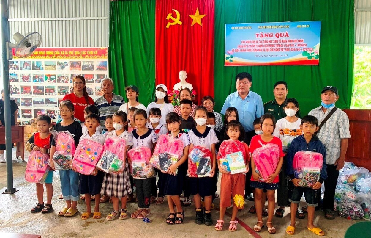 Đại diện cá đơn vị trao tặng quà cho các em học sinh khó khăn người dân tộc thiểu số trên địa bàn xã Ia Rvê