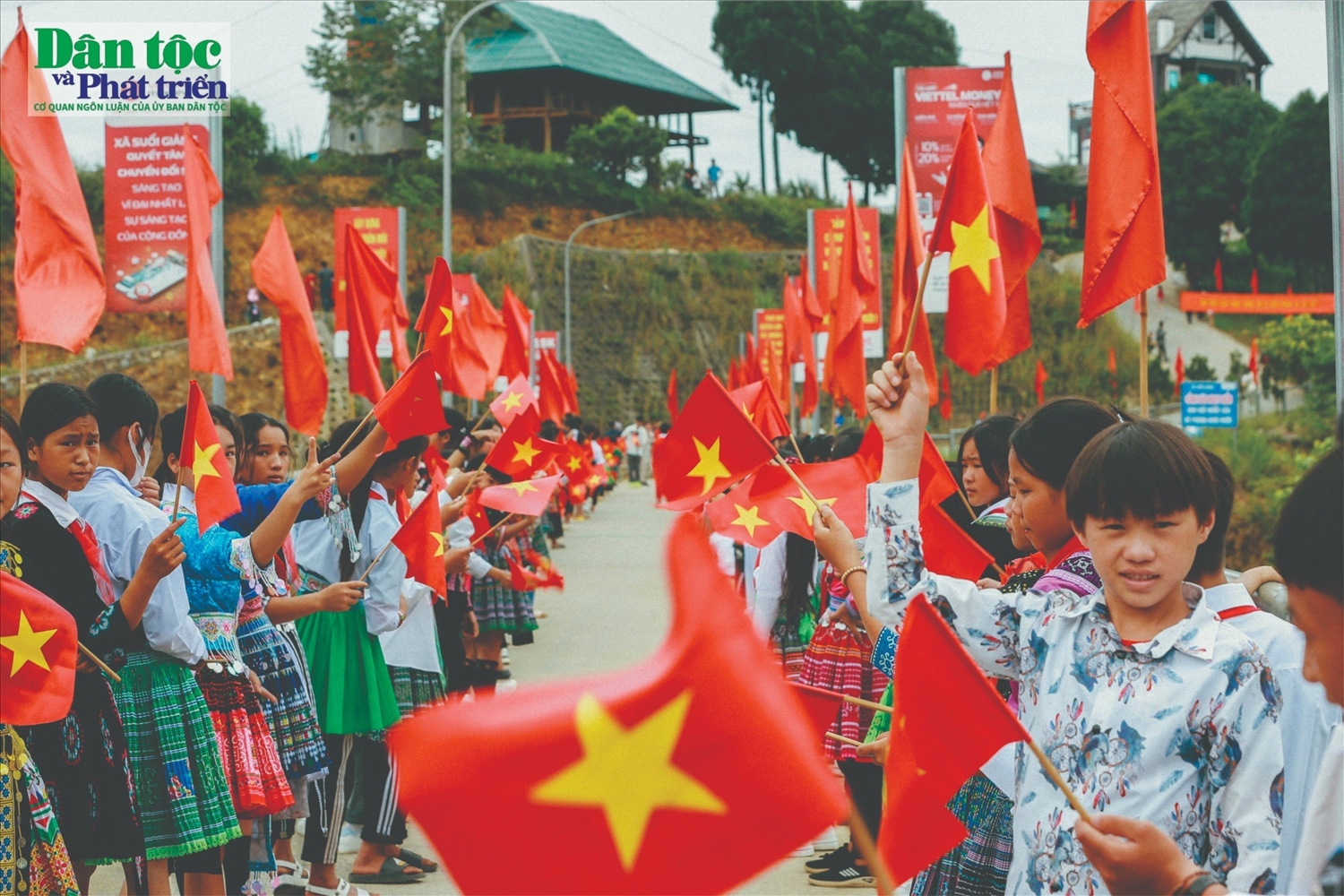 Ngày từ sáng sớm gần 400 em nhỏ DTTS xã Suối Giàng, huyện Văn Chấn, tỉnh Yên Bái đã có mặt tại cầu Trung tâm xã Suối Giàng để hưởng ứng lễ chào cờ mừng Quốc khánh mùng 2/9
