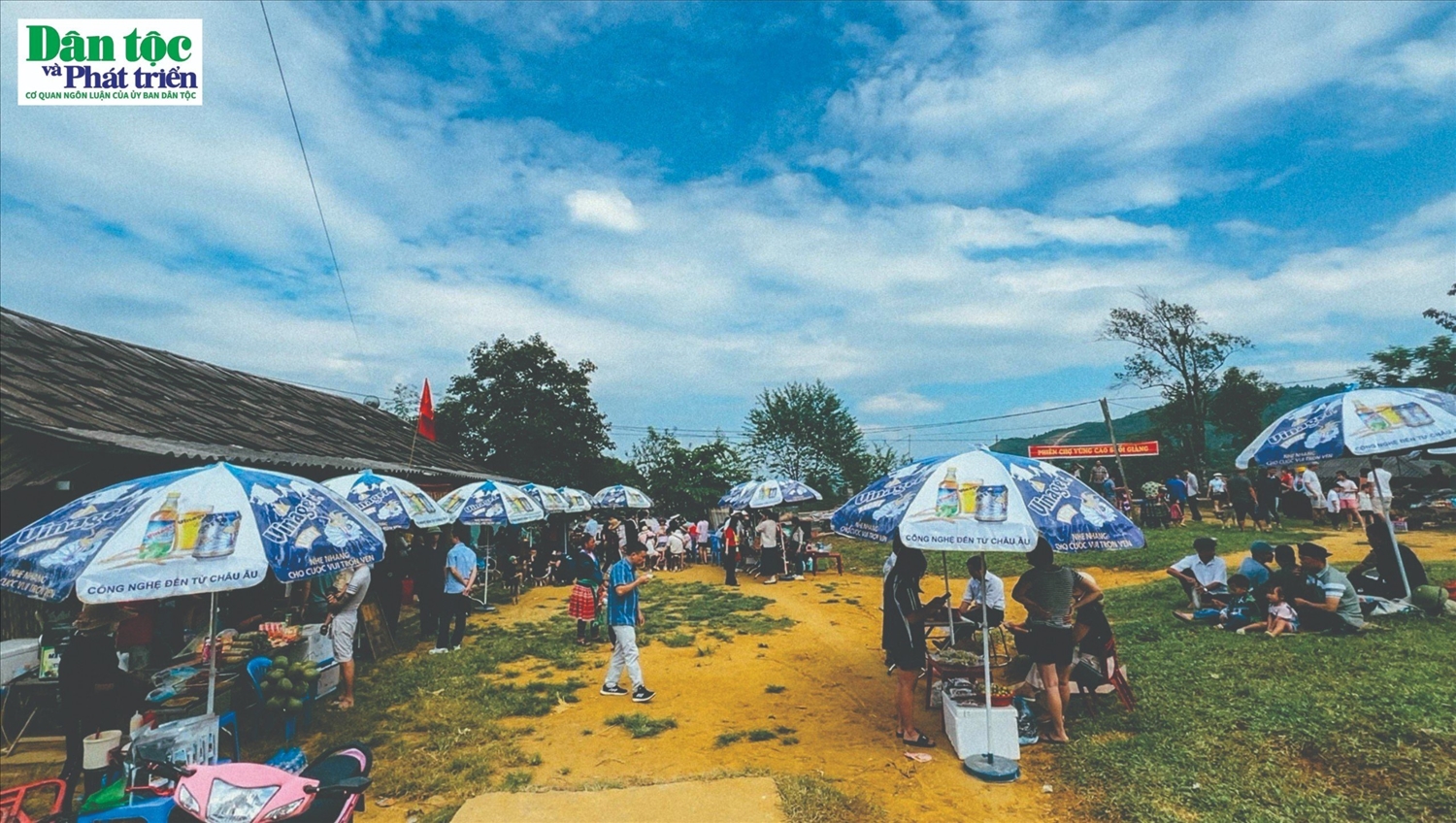 Nằm trong chuỗi các sự kiện chào mừng, xã Suối Giàng đã tổ chức phiên chợ vùng cao để người dân được bày bán những sản vật địa phương cho du khách tham quan và trải nghiệm