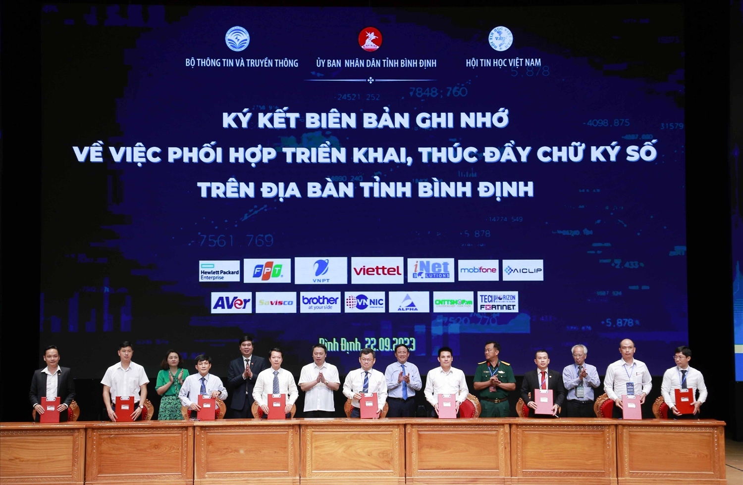 Các đại biểu ký kết Biên bản ghi nhớ về việc phối hợp triển khai, thúc đẩy chữ ký số trên địa bàn tỉnh Bình Định