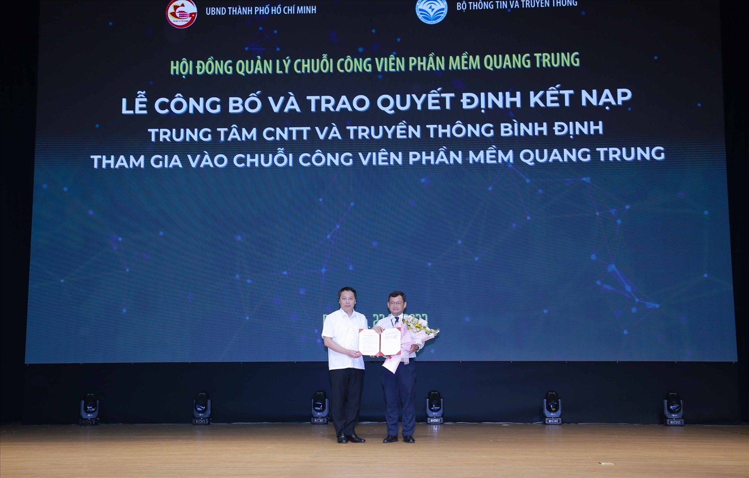Trao Quyết định của Thủ tướng Chính phủ kết nạp Trung tâm CNTT-TT Bình Định là thành viên Chuỗi Công viên phần mềm Quang Trung